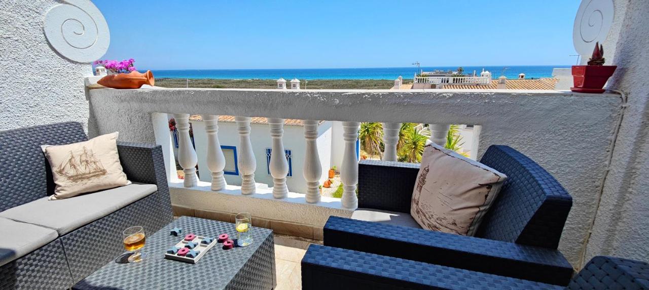 The Swallow'S Rest Beach House - Meia Praia Lagos Exteriör bild